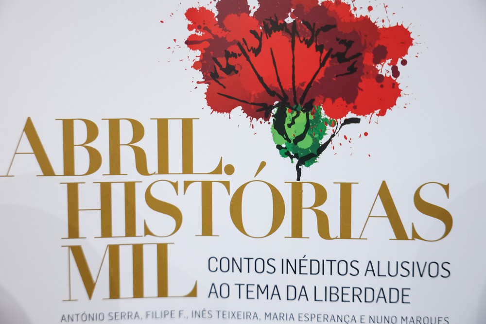 Livro "25 de Abril. Histórias Mil", com contos sobre a liberdade escritos por funcionários municipais