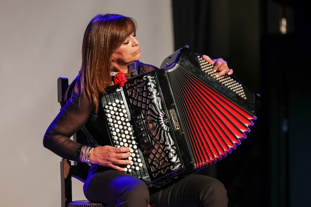 Apresentação pública interna do livro "25 de Abril. Histórias Mil", com contos sobre a liberdade escritos por funcionários municipais - Helena Mendes no acordeão