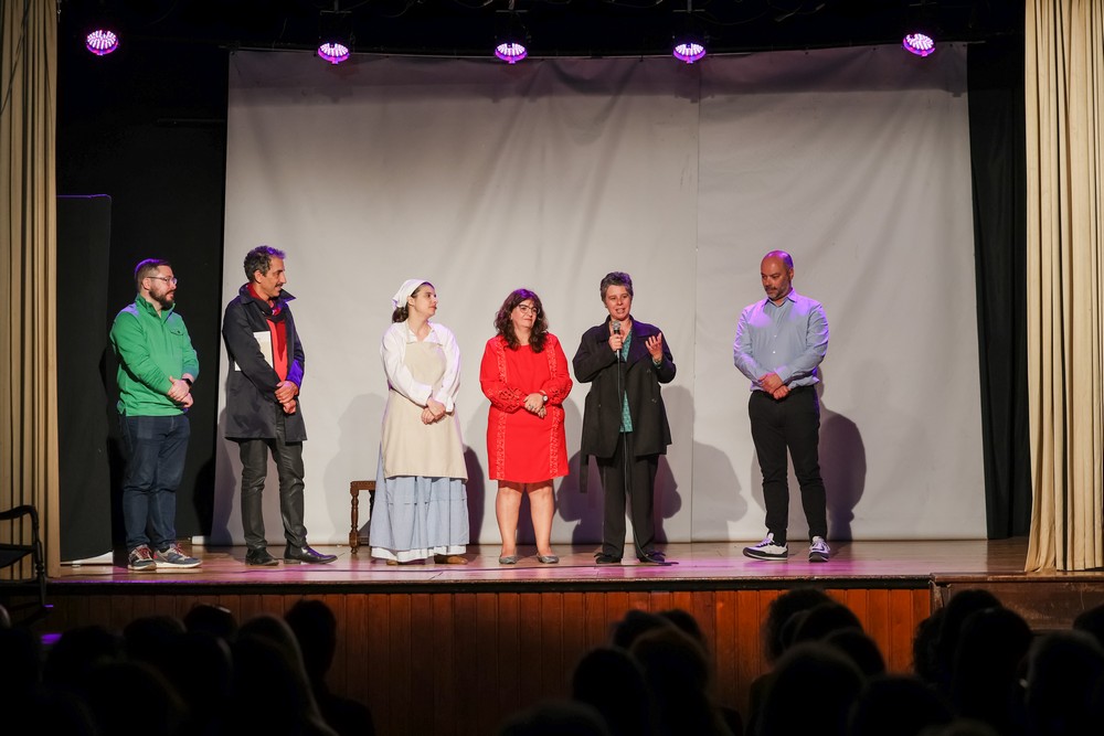 Apresentação pública interna do livro "25 de Abril. Histórias Mil", com contos sobre a liberdade escritos por funcionários municipais - vice-presidente da Câmara, Carla Guerreiro, com os autores dos contos