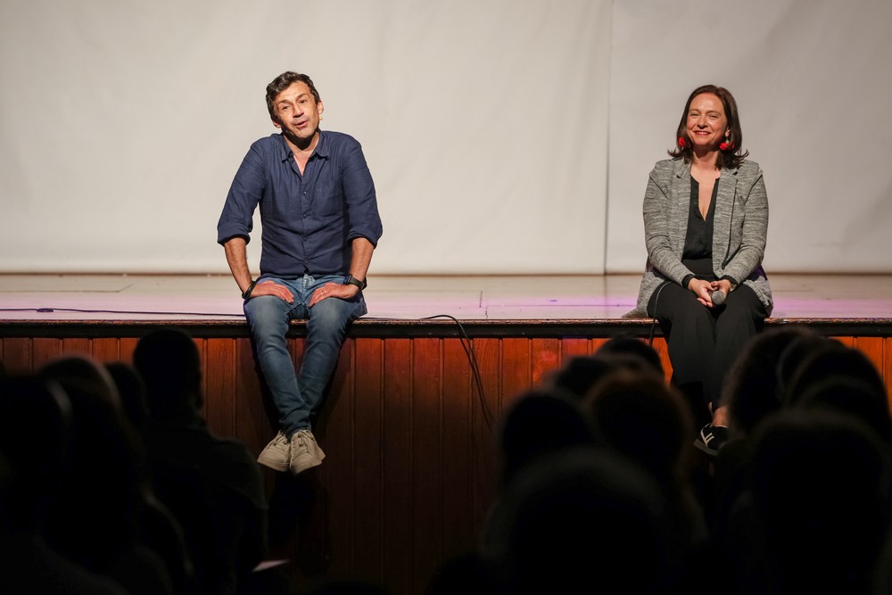 Apresentação pública interna do livro "25 de Abril. Histórias Mil", com contos sobre a liberdade escritos por funcionários municipais - encenador Miguel Assis com Vânia Araújo, do projeto Somos CMS