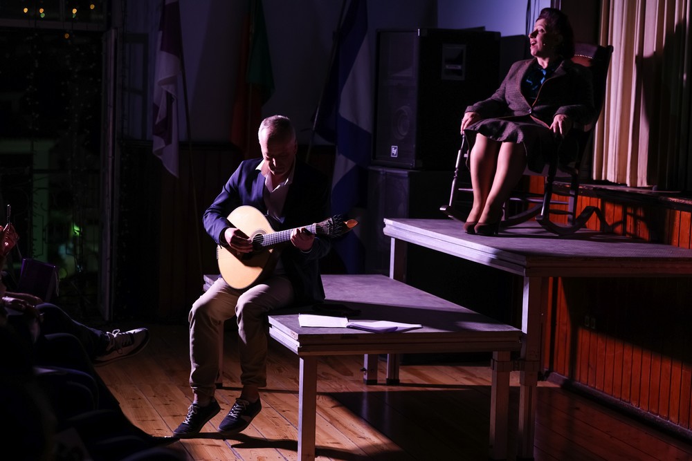 Apresentação pública interna do livro "25 de Abril. Histórias Mil", com contos sobre a liberdade escritos por funcionários municipais - o grupo de teatro da Câmara Municipal (Em)Cena interpretou a peça “Mulheres de Sal” adaptada e encenada por Miguel Assis, com base no conto de Nuno Marques