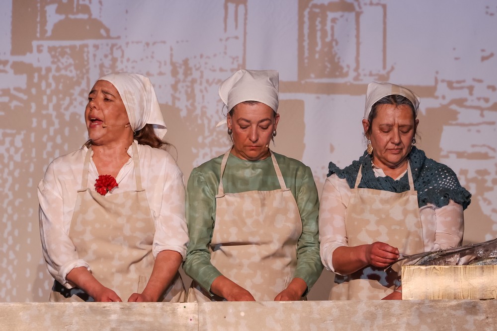 Apresentação pública interna do livro "25 de Abril. Histórias Mil", com contos sobre a liberdade escritos por funcionários municipais - o grupo de teatro da Câmara Municipal (Em)Cena interpretou a peça “Mulheres de Sal” adaptada e encenada por Miguel Assis, com base no conto de Nuno Marques