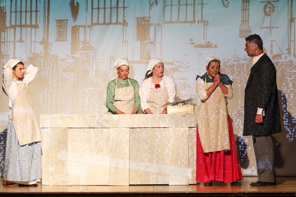 Apresentação pública interna do livro "25 de Abril. Histórias Mil", com contos sobre a liberdade escritos por funcionários municipais - o grupo de teatro da Câmara Municipal (Em)Cena interpretou a peça “Mulheres de Sal” adaptada e encenada por Miguel Assis, com base no conto de Nuno Marques