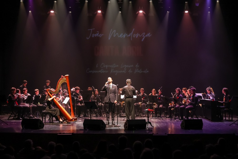 O tenor setubalense João Mendonza cantou temas da Revolução dos Cravos