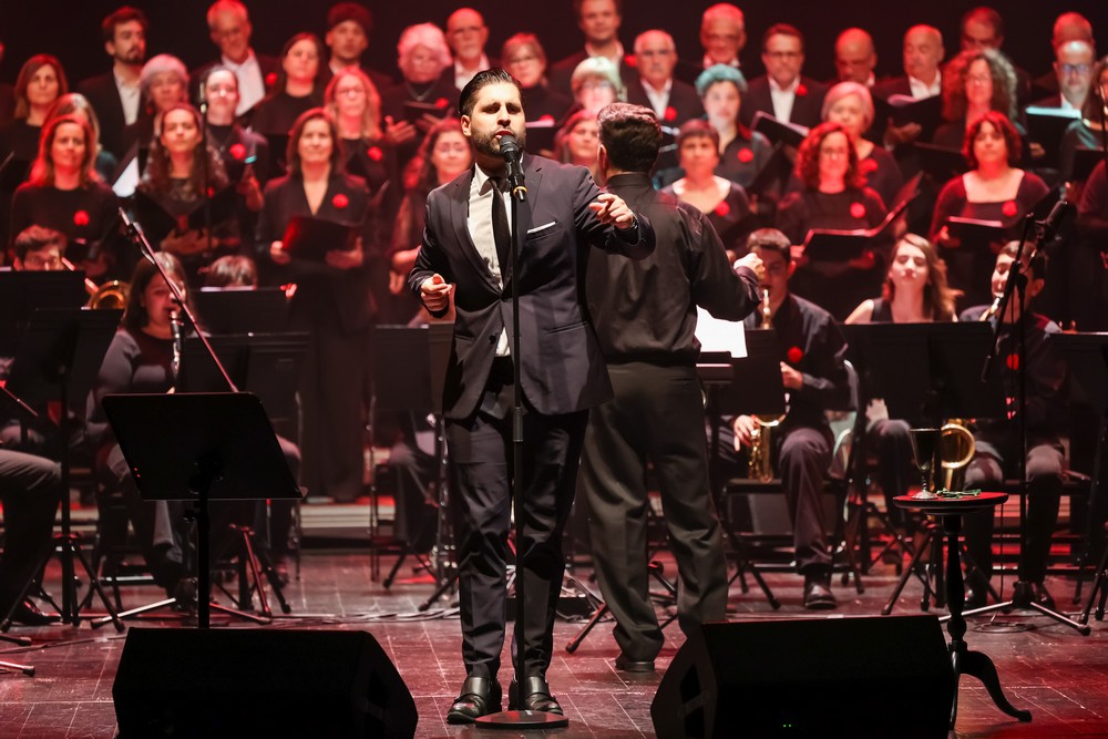 O tenor setubalense João Mendonza cantou temas da Revolução dos Cravos