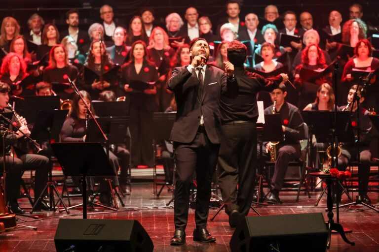 O tenor setubalense João Mendonza cantou temas da Revolução dos Cravos