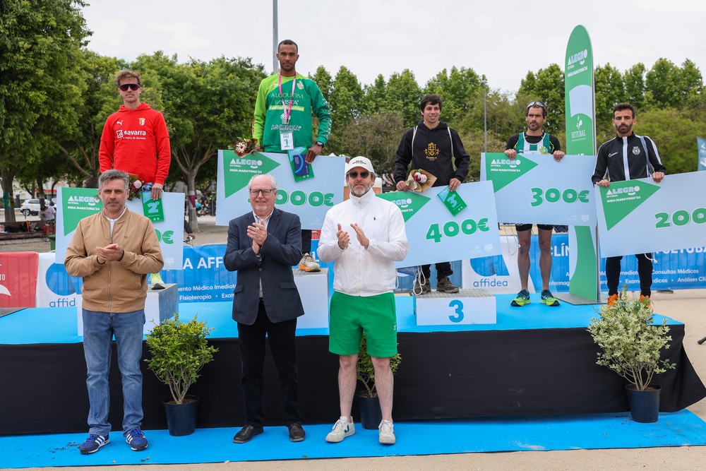 34.ª Alegro Meia Maratona de Setúbal - Pódio masculino, com o presidente da Câmara, André Martins, e o vereador do Desporto, Pedro Pina