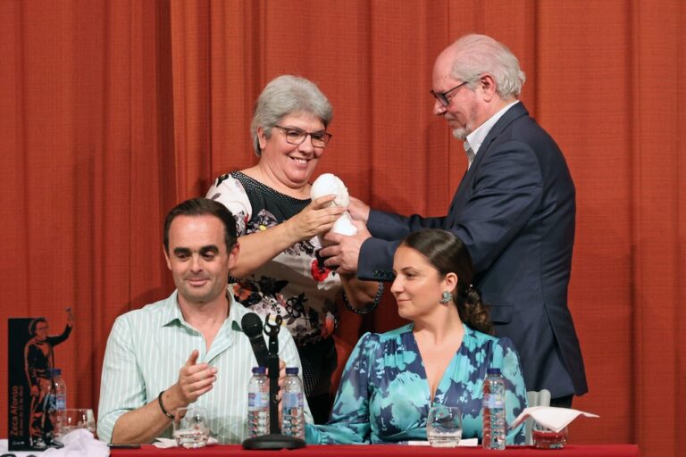 Sessão solene do 142.º aniversário da Sociedade Filarmónica Perpétua Azeitonense - presidente da Câmara, André Martins, entrega um busto de Sebastião da Gama à presidente da coletividade, Graça Pereira