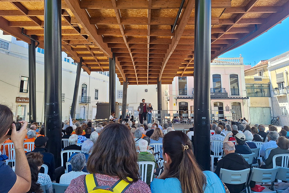 A inciativa "Cantar Abril", dinamizada pelo Grupo EnvelheSeres, contou com a participação de cerca de 150 pessoas de várias instituições de apoio sénior no concelho