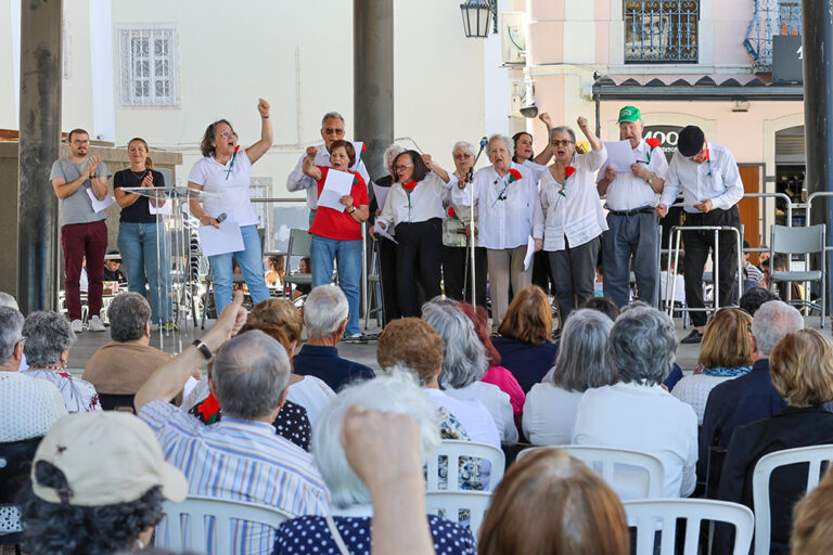 A inciativa "Cantar Abril", dinamizada pelo Grupo EnvelheSeres, contou com a participação de cerca de 150 pessoas de várias instituições de apoio sénior no concelho