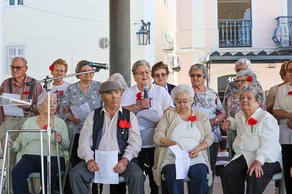 A inciativa "Cantar Abril", dinamizada pelo Grupo EnvelheSeres, contou com a participação de cerca de 150 pessoas de várias instituições de apoio sénior no concelho