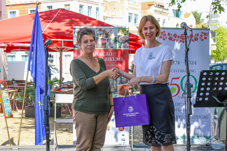 A vice-presidente da Câmara Municipal de Setúbal, Carla Guerreiro, e a embaixadora da Hungria em Portugal, Emília Fábián