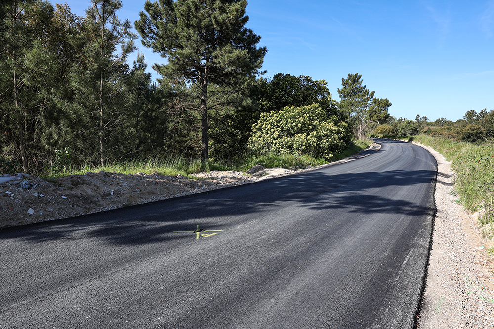Obra implementou um sistema de drenagem da água da chuva e pavimentou um troço da Rua da Mata, em Brejos de Azeitão