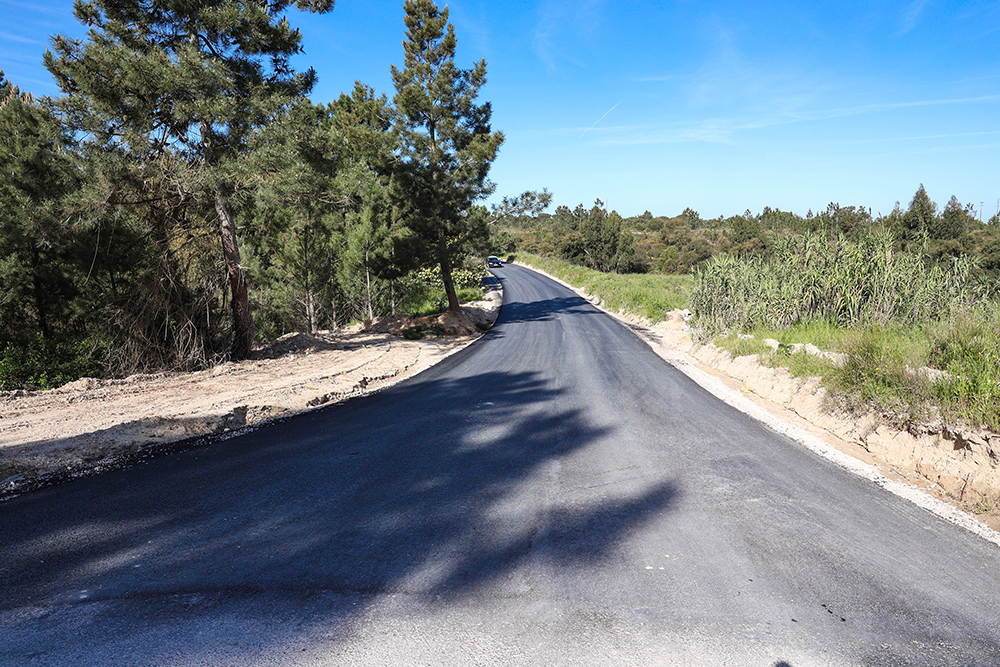 Obra implementou um sistema de drenagem da água da chuva e pavimentou um troço da Rua da Mata, em Brejos de Azeitão