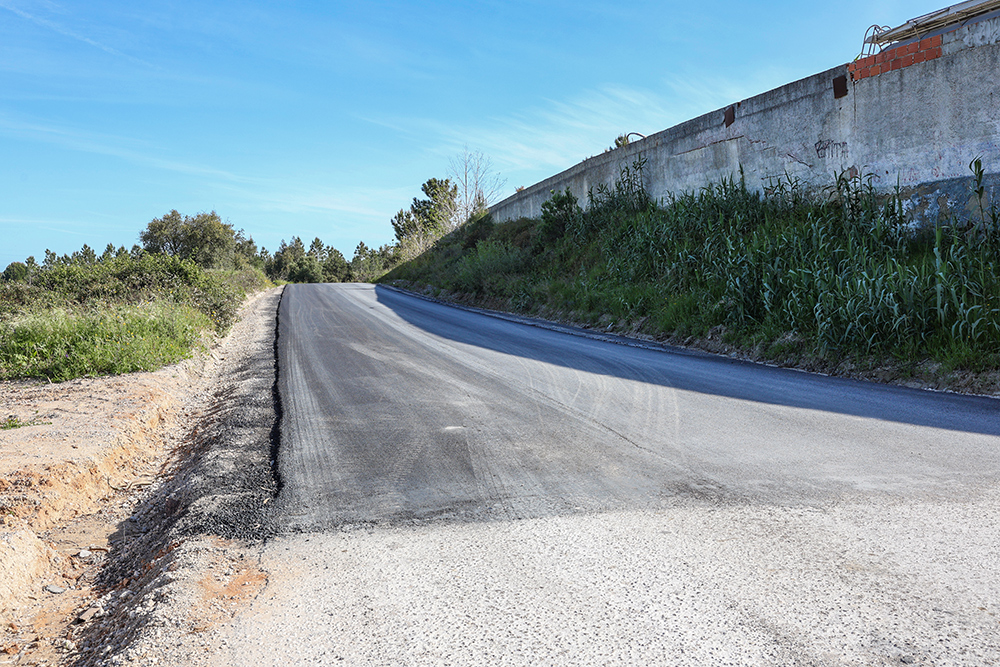 Obra implementou um sistema de drenagem da água da chuva e pavimentou um troço da Rua da Mata, em Brejos de Azeitão