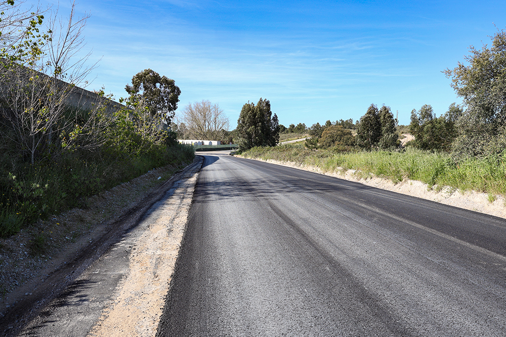 Obra implementou um sistema de drenagem da água da chuva e pavimentou um troço da Rua da Mata, em Brejos de Azeitão