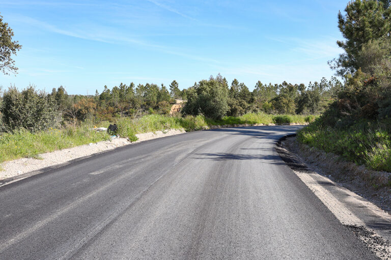 Obra implementou um sistema de drenagem da água da chuva e pavimentou um troço da Rua da Mata, em Brejos de Azeitão