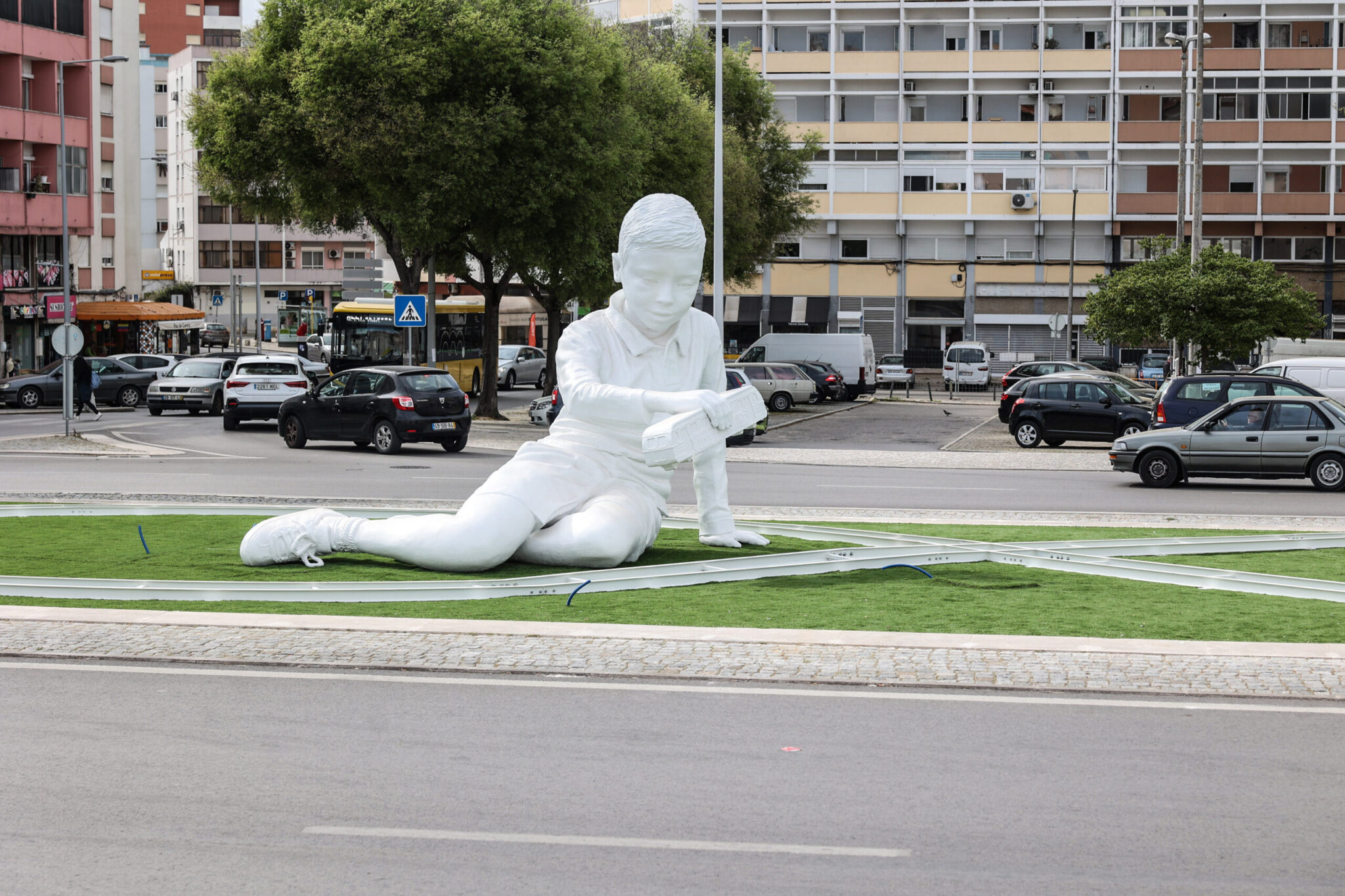 Obras de requalificação da Praça do Brasil - Escultura de Ricardo Romero na nova rotunda da Praça do Brasil