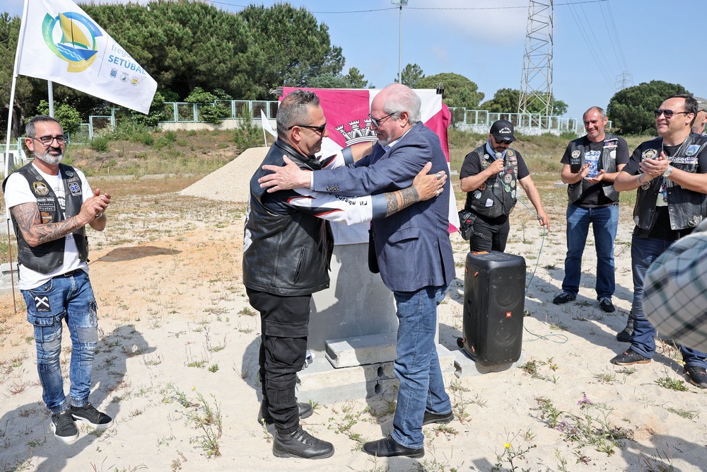 Lançamento da primeira pedra da nova sede do Moto Clube de Setúbal - presidentes da Câmara, André Martins, e do clube, Paulo Mascarenhas