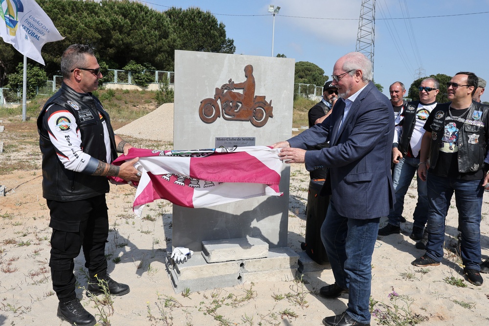 Lançamento da primeira pedra da nova sede do Moto Clube de Setúbal - presidentes da Câmara, André Martins, e do clube, Paulo Mascarenhas