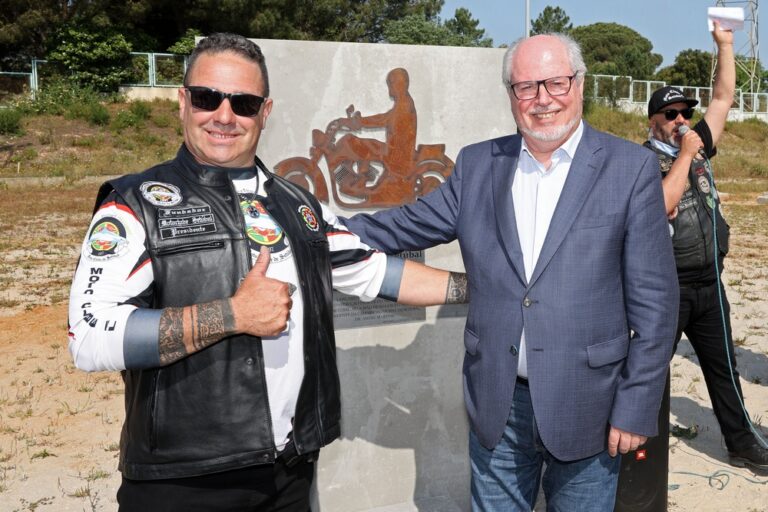 Lançamento da primeira pedra da nova sede do Moto Clube de Setúbal - presidentes da Câmara, André Martins, e do clube, Paulo Mascarenhas