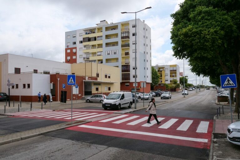 Nova passadeira junto do Centro de Saúde de Vale do Cobro