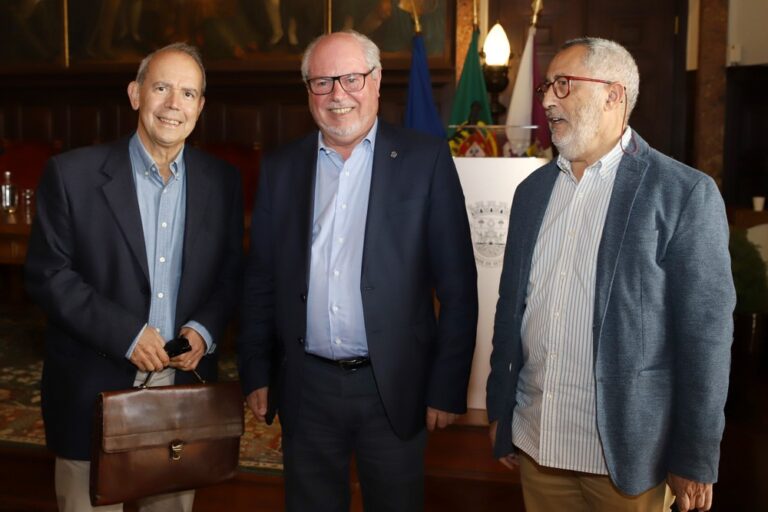 Apresentação do livro “Círculo Cultural de Setúbal – De Ninho Oposicionista a Quartel-General da Revolução – O Redondo Vocábulo pela mão de José Afonso” - Presidente da Câmara, André Martins, com Viriato Soromenho Marques e Albérico Afonso Costa