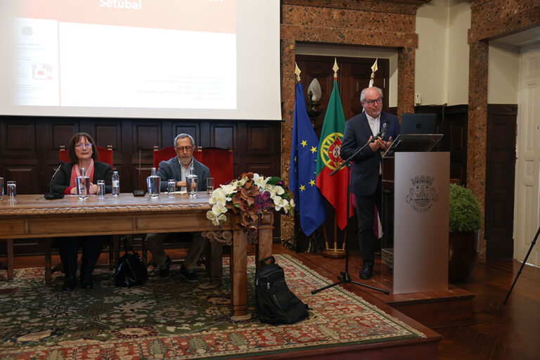 Conferência “A oposição católica ao Estado Novo em Setúbal” - Presidente da Câmara, André Martins, com a presidente da LASA - Liga dos Amigos de Setúbal e Azeitão, Maria Joaquina Soares, e o historiador e investigador Albérico Afonso Costa