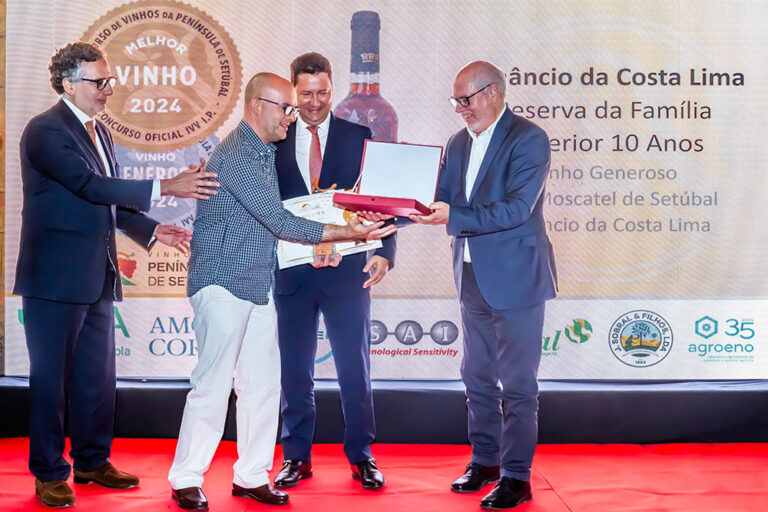 Presidente da Câmara Municipal, André Martins, entregou à Venâncio da Costa Lima o prémio principal da XXII Gala de “Os melhores vinhos da Península de Setúbal 2024”, juntamente com o presidente da Comissão Vitivinícola Regional da Península de Setúbal, Henrique Soares, e o secretário de Estado da Agricultura, João Moura