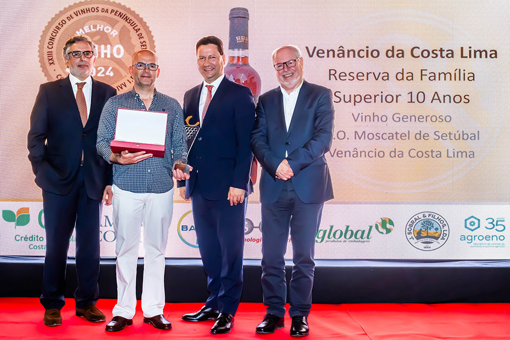 Presidente da Câmara Municipal, André Martins, entregou à Venâncio da Costa Lima o prémio principal da XXII Gala de “Os melhores vinhos da Península de Setúbal 2024”, juntamente com o presidente da Comissão Vitivinícola Regional da Península de Setúbal, Henrique Soares, e o secretário de Estado da Agricultura, João Moura