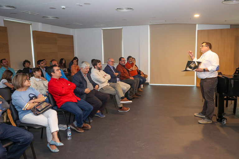 Conferência sobre a vida e obra de Maria Adelaide Rosado Pinto - António Laertes