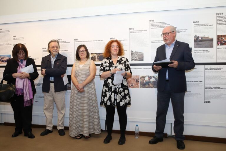 Inauguração da exposição “Retrospetiva: 50 anos MAEDS”, no Museu de Arqueologia e Etnografia do Distrito de Setúbal - Presidente da Câmara, André Martins, com os arqueólogos Carlos Tavares de Silva e Joaquina Soares