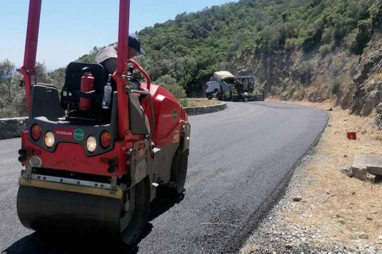 Trabalhos de beneficiação na estrada de acesso às praias da Arrábida