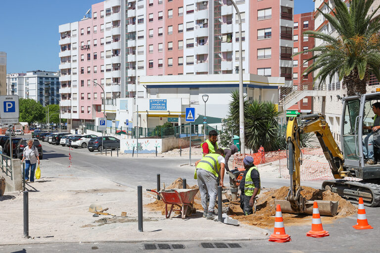 Substituição de calçada por pavimento em betão na Rua José de Groot Pombo e numa zona da Rua Camilo Castelo Branco, numa ação de manutenção preventiva para limitar os danos provocados por inundações