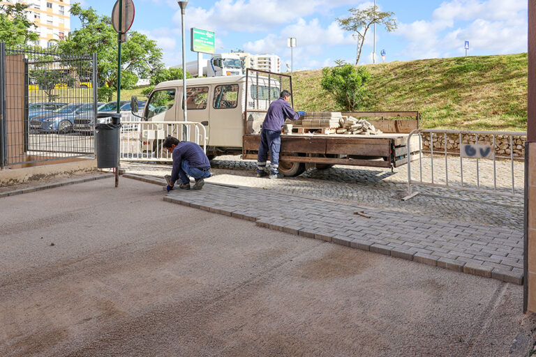 Obras na Rua do Mormugão melhoram estacionamento e circulação automóvel na Quinta do Freixo