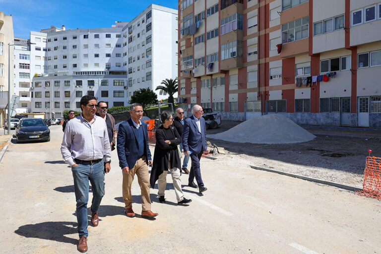 Presidente da Câmara, André Martins, e executivos municipal e da Junta de Freguesia de São Sebastião visitaram obra no Vale de Cerejeiras, nas traseiras da Avenida D. João II
