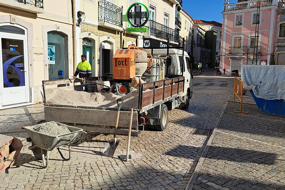 Obra de beneficiação de pavimentos em calçada nas ruas de Bocage e Tenente Valadim