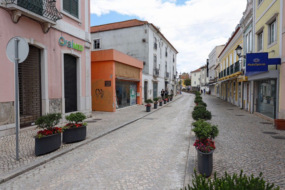 Obra de beneficiação de pavimentos em calçada nas ruas de Bocage e Tenente Valadim
