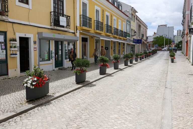 Obra de beneficiação de pavimentos em calçada nas ruas de Bocage e Tenente Valadim