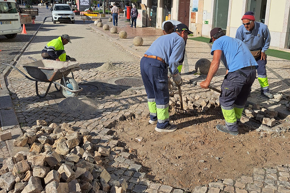 Obra de beneficiação de pavimentos em calçada nas ruas de Bocage e Tenente Valadim