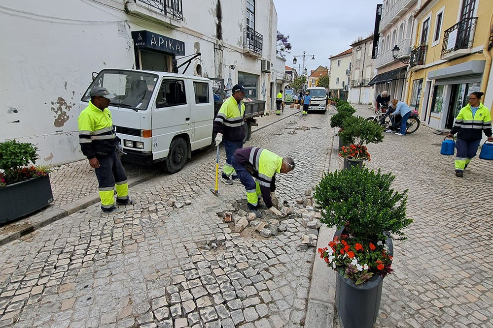 Obra de beneficiação de pavimentos em calçada nas ruas de Bocage e Tenente Valadim