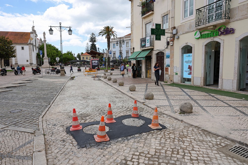 Obra de beneficiação de pavimentos em calçada nas ruas de Bocage e Tenente Valadim