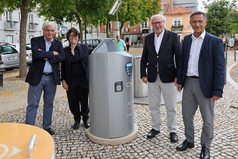 A nova rede de 'oleões' está instalada na via pública de todo o território