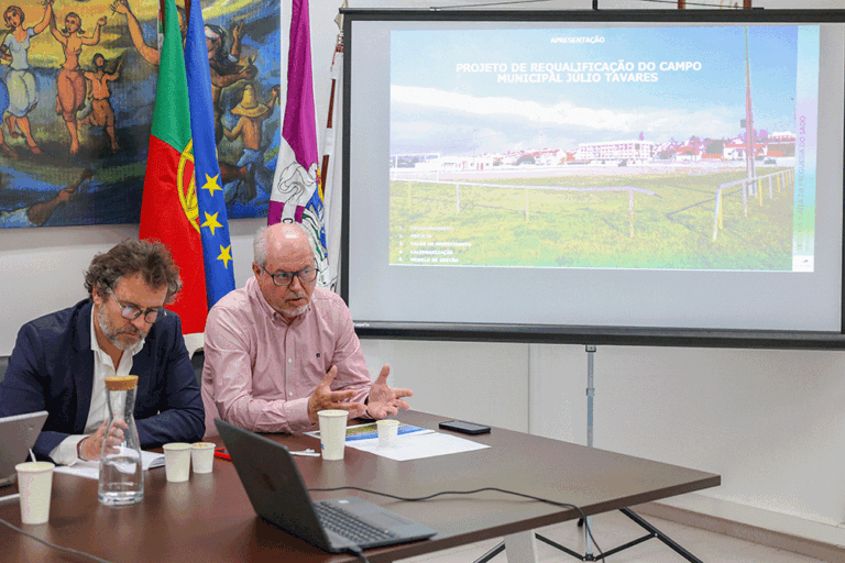 Apresentação do projeto de requalificação do Campo Municipal Júlio Tavares, nas Praias do Sado - Presidente da Câmara, André Martins, e vereador Pedro Pina
