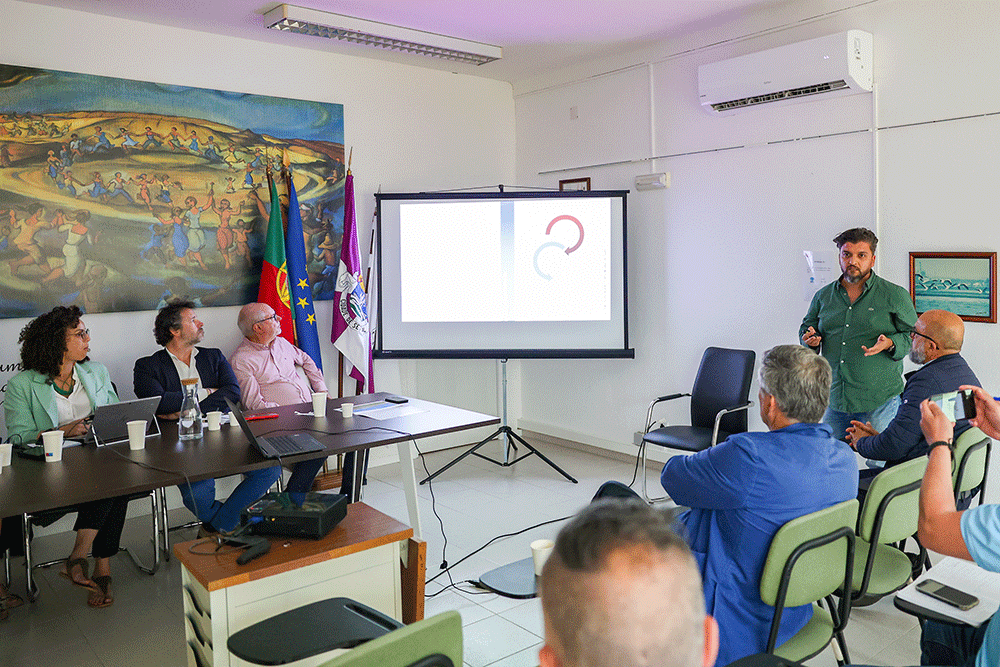 Apresentação, a três clubes da Freguesia do Sado, o projeto de requalificação do Campo Municipal Júlio Tavares, nas Praias do Sado