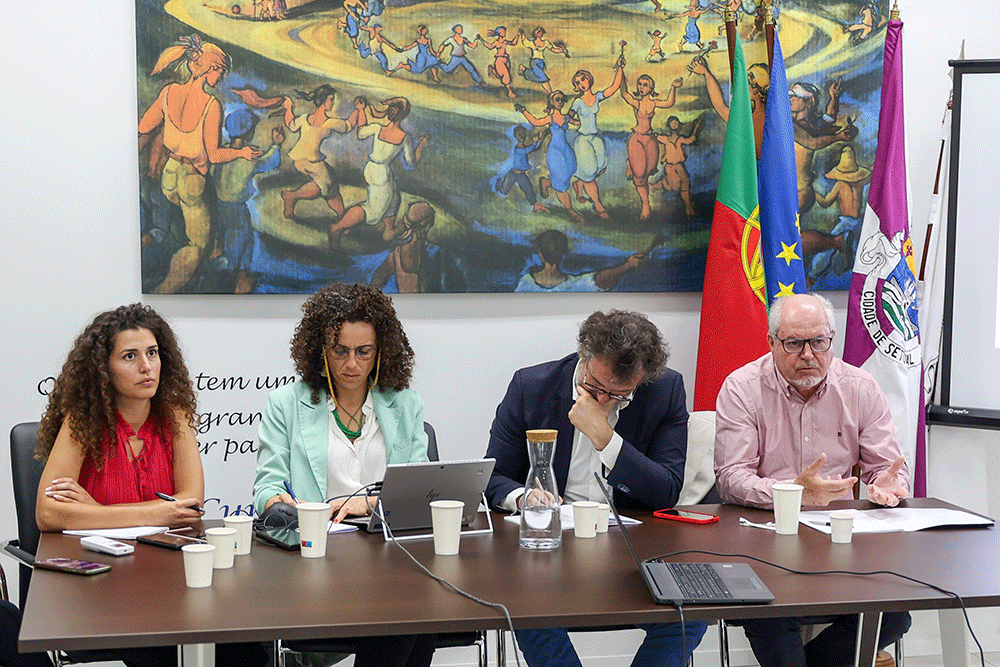 Apresentação do projeto de requalificação do Campo Municipal Júlio Tavares, nas Praias do Sado - Presidente da Câmara, André Martins, vereadores Pedro Pina e Rita Carvalho e presidente da Junta de Freguesia do Sado, Marlene Caetano