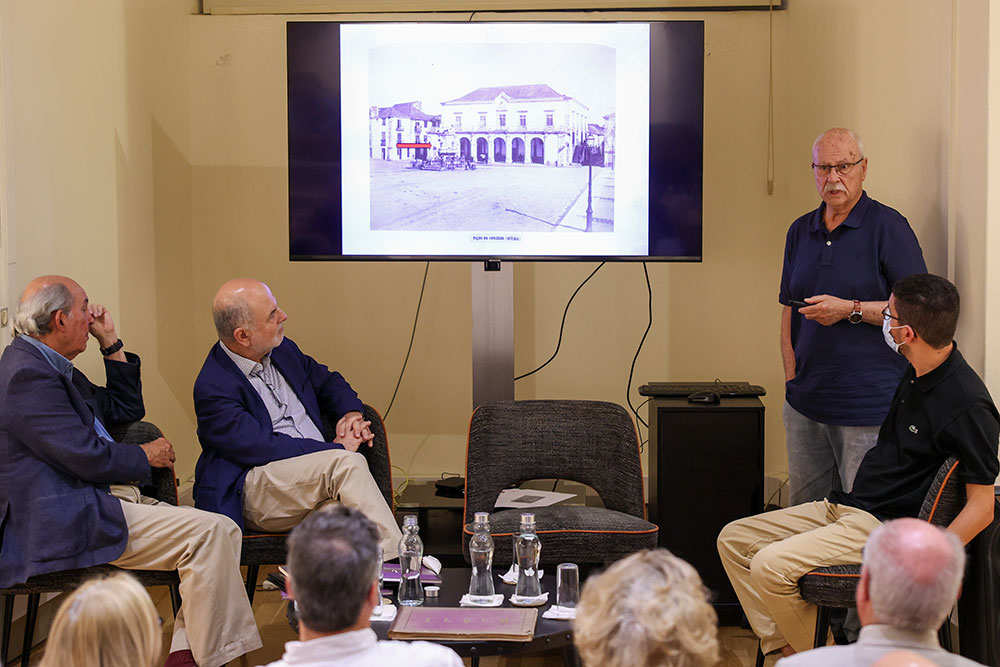 Apresentação de um álbum fotográfico de Anthero Frederico de Seabra, datado de 1867