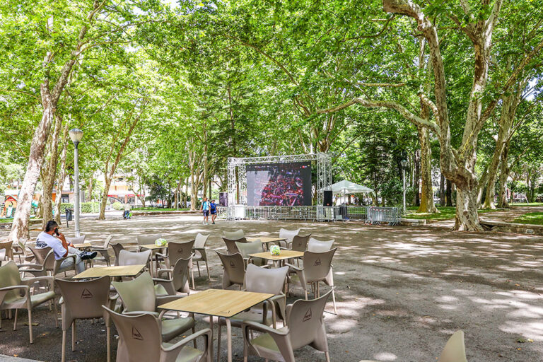 Os jogos do Euro 2024 passam no ecrã gigante instalado no Parque do Bonfim