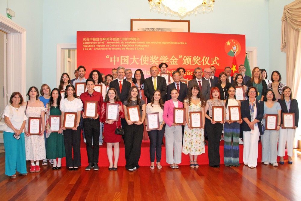 Cerimónia de atribuição das bolsas de estudo “Chinese Ambassador Scholarship”, realizada na Embaixada da China