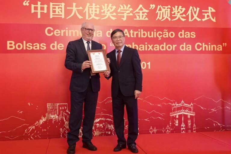 Embaixador da China em Portugal, Zhao Bentang, distinguiu o presidente da Câmara, André Martins, com o Prémio de Contribuição Especial na cerimónia de atribuição das bolsas de estudo “Chinese Ambassador Scholarship”
